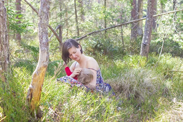 Lactancia materna en el bosque —  Fotos de Stock