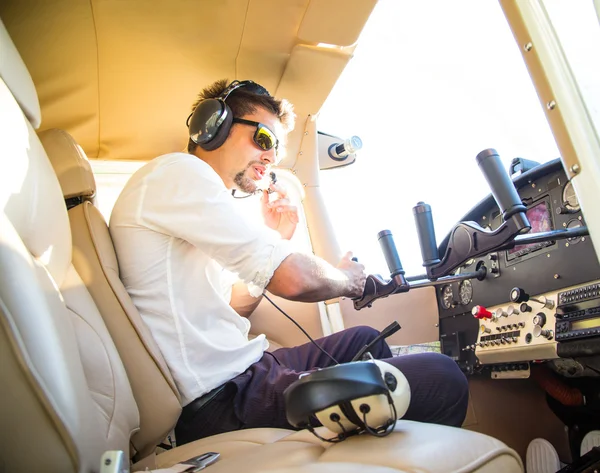 Studie: Herzprobleme bei geimpften Piloten über dem CDC-Durchschnitt! Von Tucker Carlson aufgegriffen – Pilotin schlägt Alarm