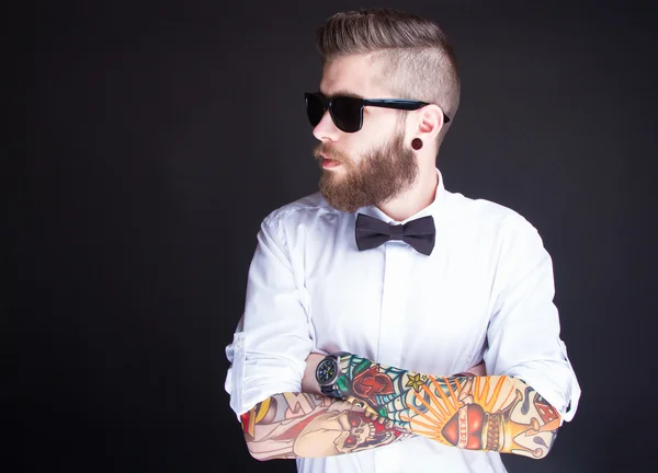 Giovane uomo alla moda hipster in camicia bianca Immagine Stock