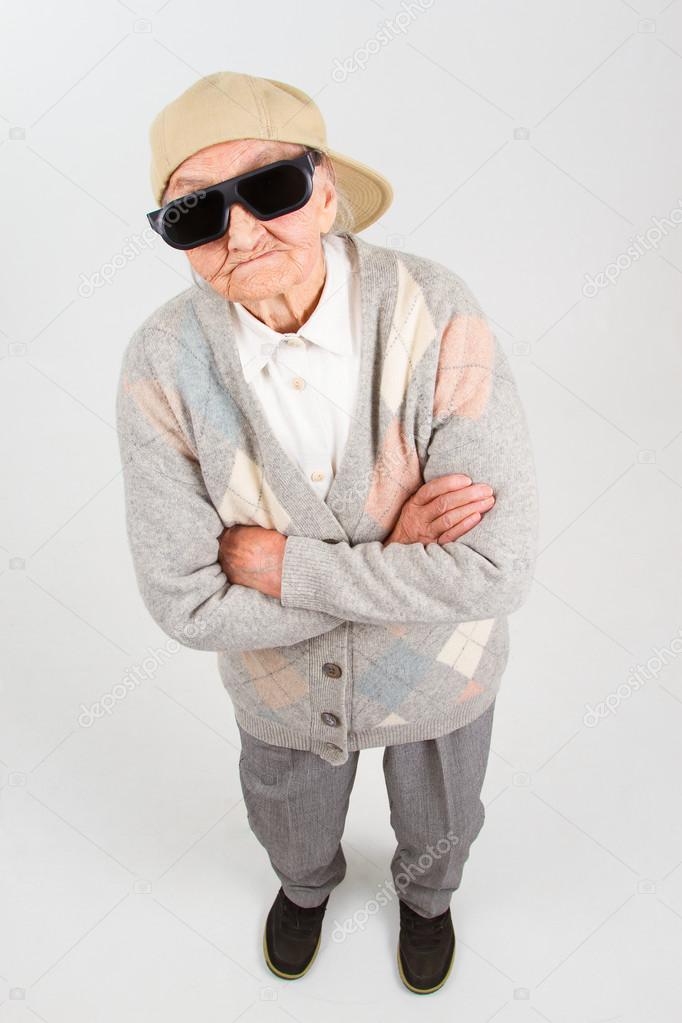 帽子 grandma Cool grandma showing her ffinger | Premium Photo