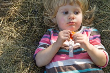 küçük kızı samanlıkta