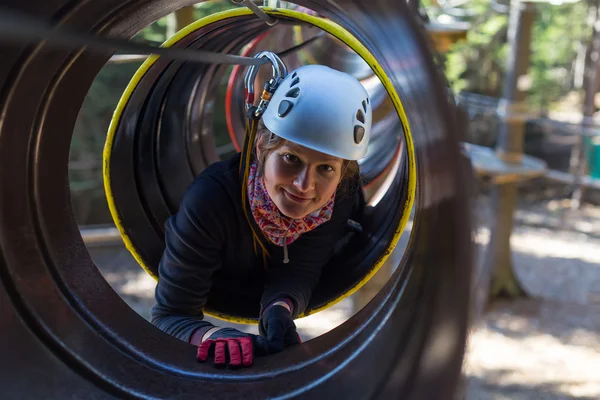 Mujer joven trepando en un barril — Foto de Stock