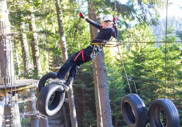 Diversión en el parque de aventura — Foto de Stock