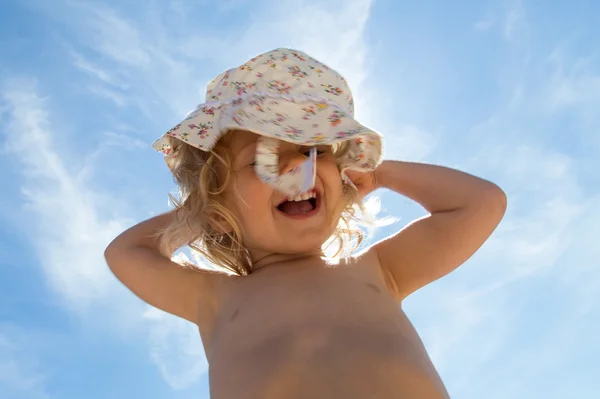 Menina pequena criança no sol de verão — Fotografia de Stock