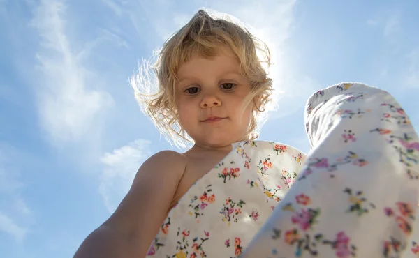 Menina pequena criança no sol de verão — Fotografia de Stock