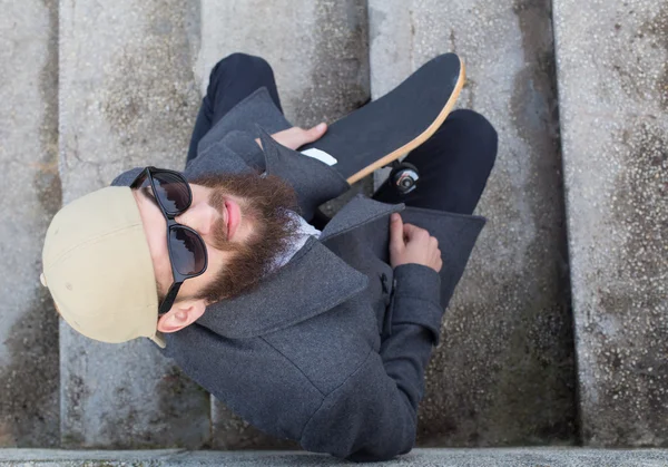 Homme avec planche à roulettes — Photo