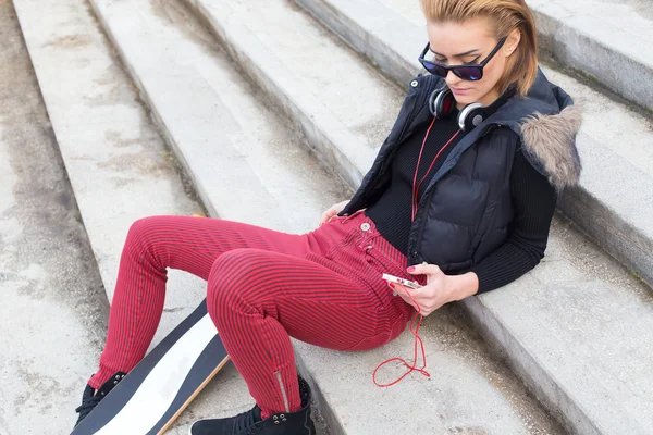 Vrouw die mobiel gebruikt — Stockfoto