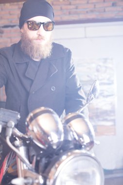 Motosiklet ile adam