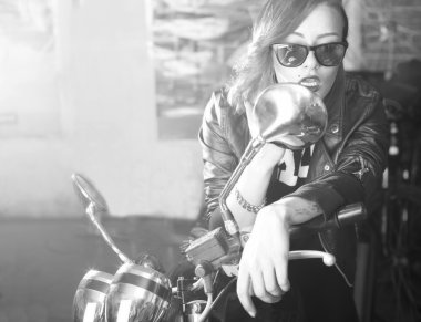 Motosiklet ile Bayan