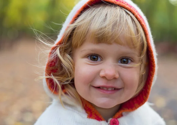 Menina com capuz — Fotografia de Stock