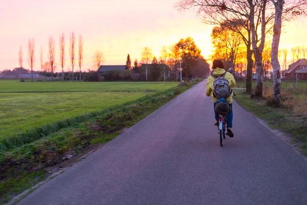 Cykla ensam — Stockfoto