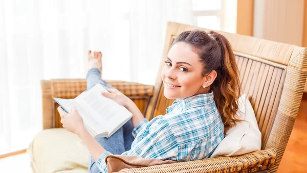 Señora de la lectura — Foto de Stock