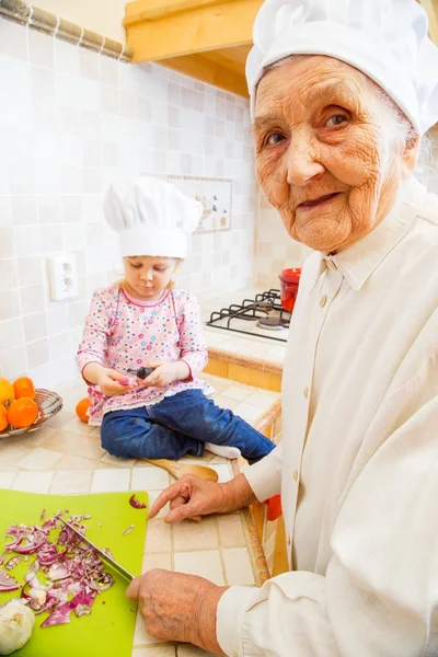 Abuela con nieto cocinar — Foto de Stock