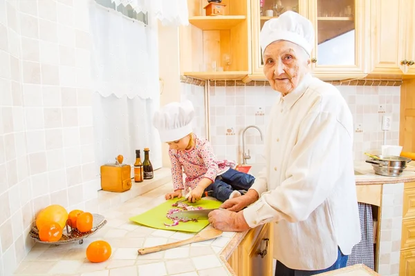 Grandma with grandchild cooking — Stock fotografie