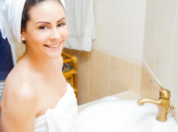 Smiling lady in bathrobe — 图库照片