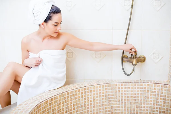 Menina tomando um banho — Fotografia de Stock