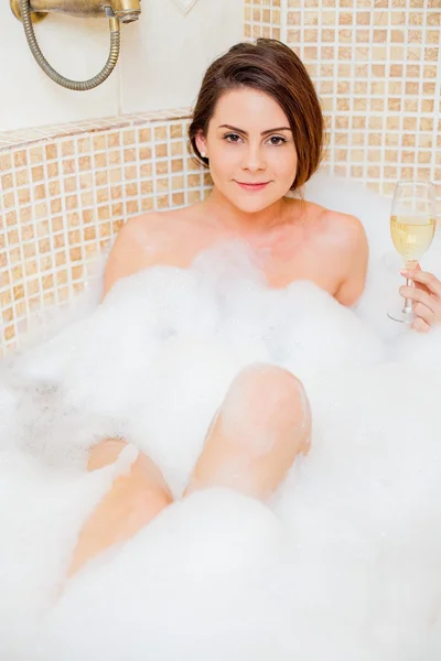 Hot girl in hot tub — Stockfoto