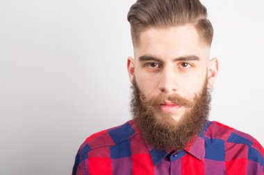 Sakallı ve bıyıklı adam