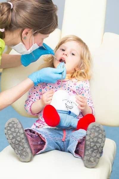 Dziewczyna u dentysty. — Zdjęcie stockowe