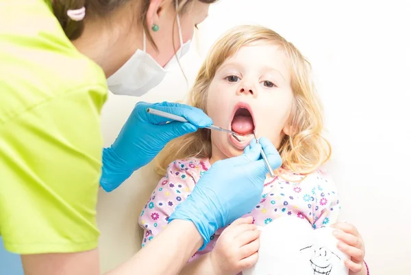 Niño en el médico —  Fotos de Stock