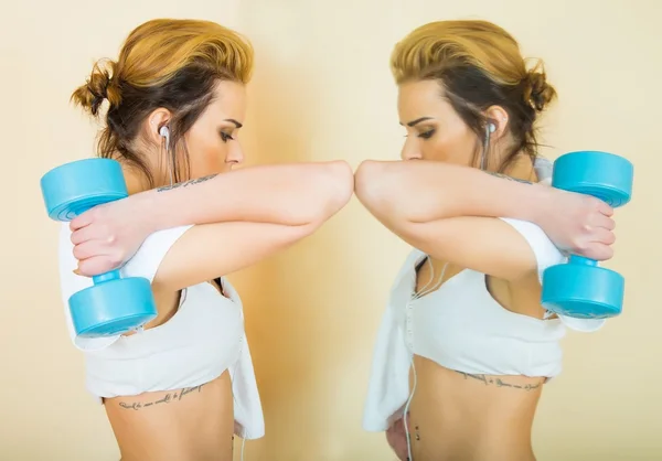 Workout in mirror — Stock Photo, Image