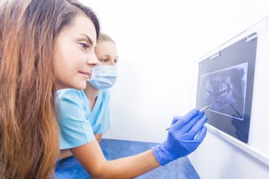 Doktor açıklayan diş xray