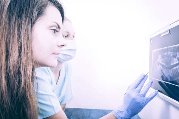 Patient lässt sich Röntgen erklären — Stockfoto