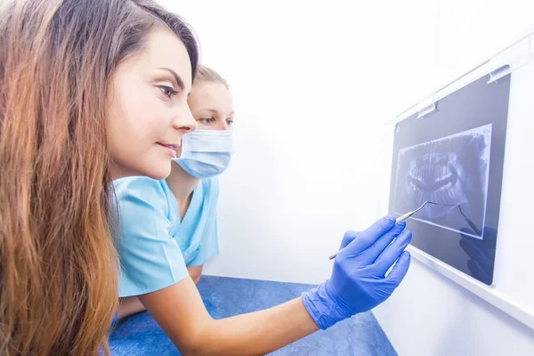 Doctor explicando rayos X dentales —  Fotos de Stock