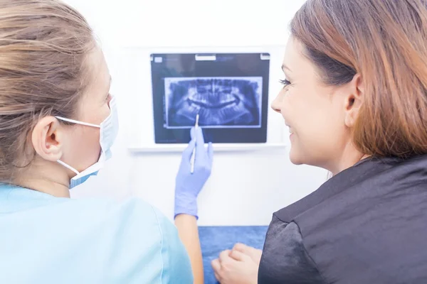 Paciente con radiografía explicada —  Fotos de Stock