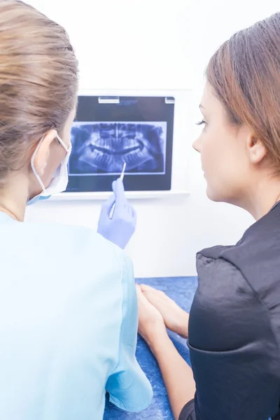 Medico che spiega radiografia dentale — Foto Stock