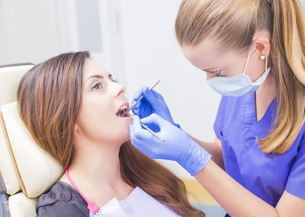 Observación de problemas dentales — Foto de Stock