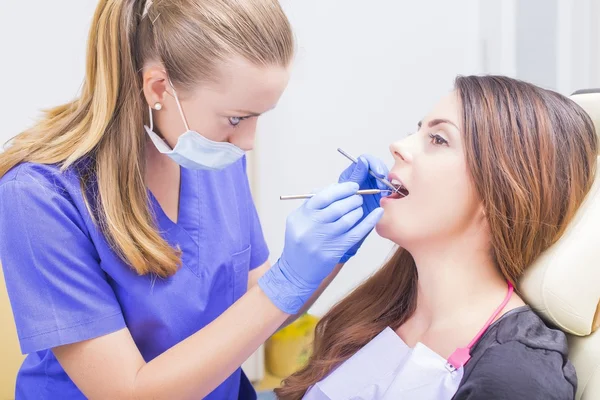 Behandling av ohälsosamma tänder — Stockfoto