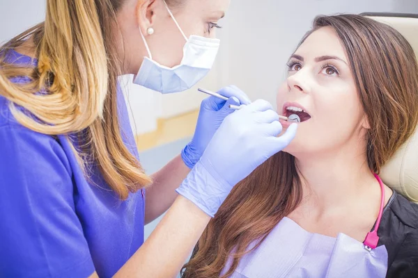 Dentista che cura il dente — Foto Stock