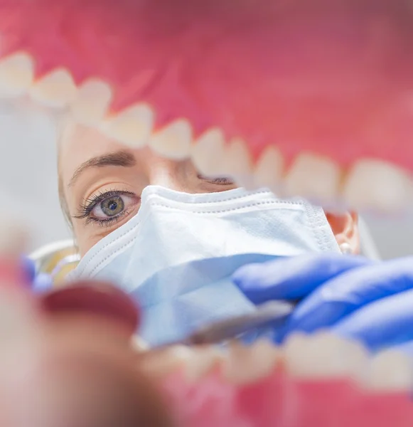 Zahnarzt arbeitet als Arzt — Stockfoto