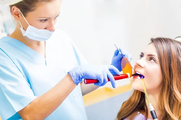 Dentista che cura il dente — Foto Stock