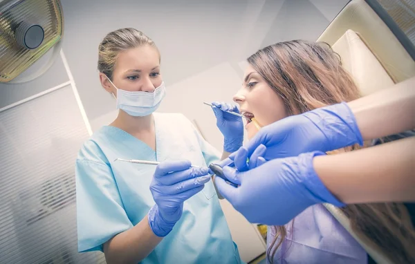 Vorsicht Zahnarzt bei der Arbeit — Stockfoto