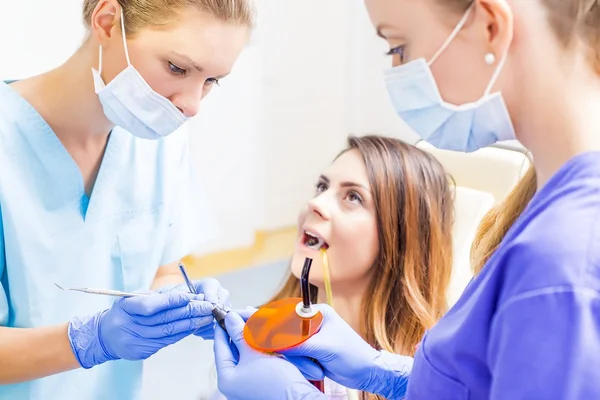 Zahnbehandlung der Frau — Stockfoto