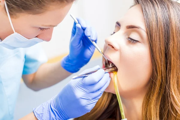Zahnarzt behandelt Zahn — Stockfoto