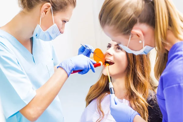 Dentista che cura il dente — Foto Stock