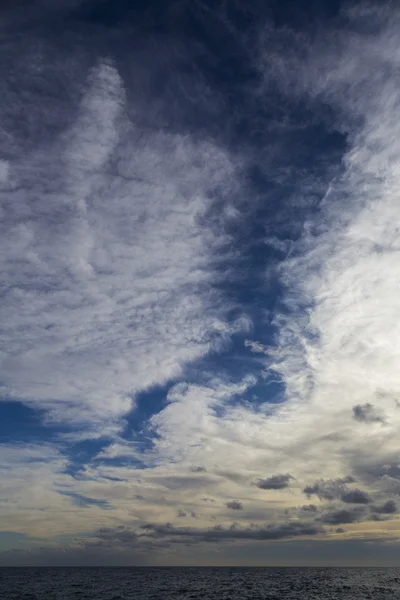 Un bel cielo nuvoloso e colorato — Foto Stock