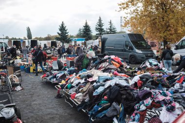 LUBIN, POLAND - 23 Ekim 2020. Covid-19 salgını sırasında borsada işlem yapıyor..