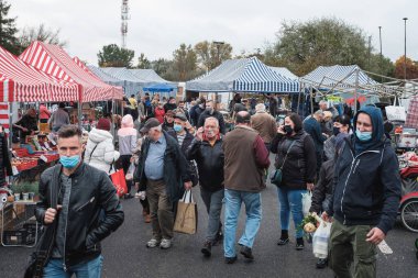 LUBIN, POLAND - 23 Ekim 2020. Covid-19 salgını sırasında borsada işlem yapıyor..