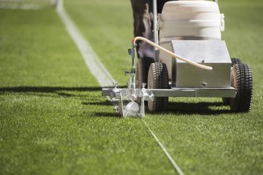 Futbol sahasında boyama çizgisi