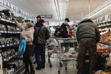 LUBIN, POLAND - 9 Kasım 2020. Coronavirus salgınından dolayı maskeli insanlar marketten alışveriş yapıyorlar, Lidl!.