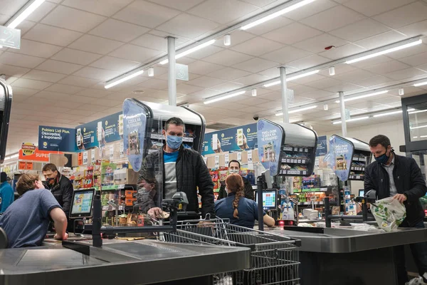 Wroclaw Polska Listopad 2020 Klienci Przed Wymeldowaniem Supermarkecie Lidl Względu — Zdjęcie stockowe