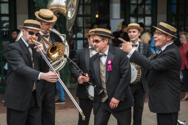 WROCLAW, POLAND - 15 Nisan 2018: Horse 's Racecourse WTWK Partynice' da sezonun açılış günü. Müzik grubu da ilgi odağı..