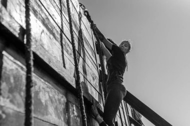 WROCLAW, POLAND - 7 Nisan 2018: Engelli koşu ve engelli koşu. Resimde acemi er rotasında bir koşucu var..