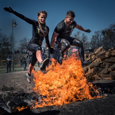 WROCLAW, POLAND - 7 Nisan 2018: Engelli koşu ve engelli koşu. Resimde acemi er rotasında bir koşucu var..