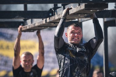 WROCLAW, POLAND - 7 Nisan 2018: Engelli koşu ve engelli koşu. Resimde acemi er rotasında bir koşucu var..