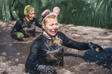 WROCLAW, POLAND - 7 Nisan 2018: Engelli koşu ve engelli koşu. Resimde acemi er rotasında bir koşucu var..